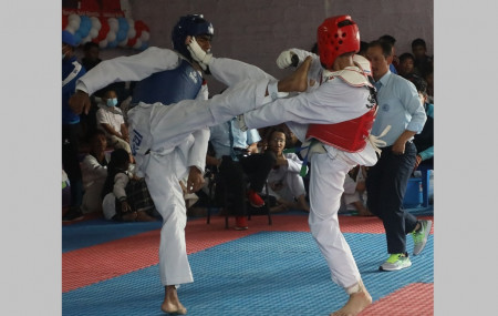 काठमाडौं महानगर खुला तेक्वान्दोमा प्रतिस्पर्धा गर्दै खेलाडी।